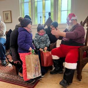 Le Père Noël et sa cour d'enfants