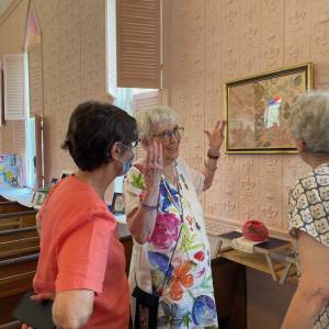 La brodeuse Lise Goad commente sa création,