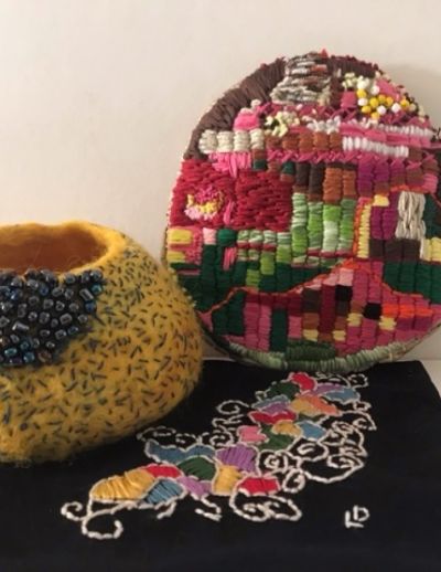 BRODERIES DÉBRIDÉES : La broderie expérimentale s’expose.