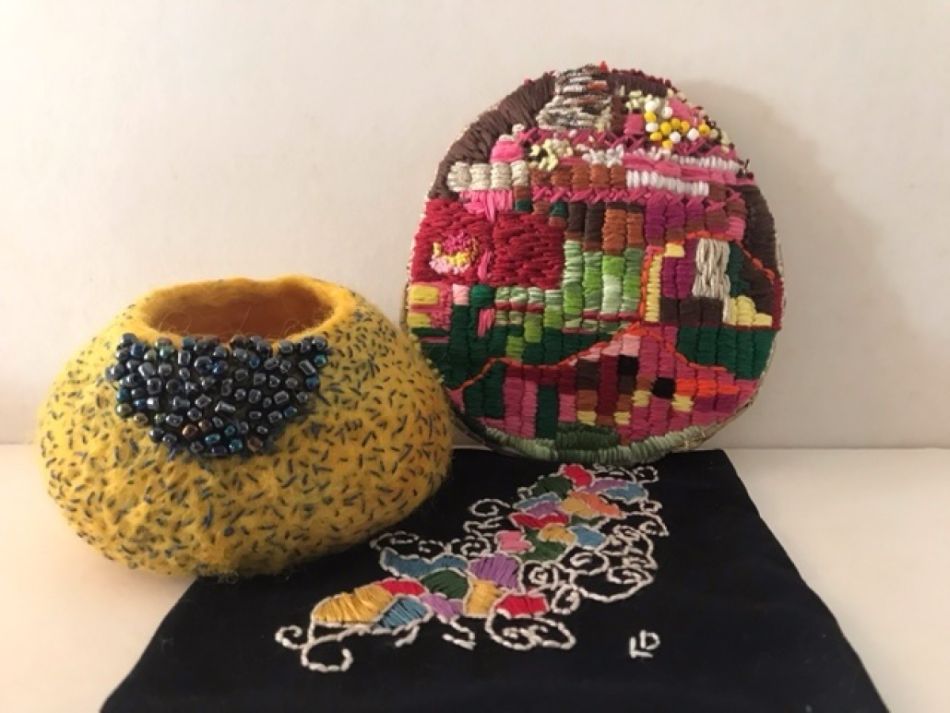 BRODERIES DÉBRIDÉES : La broderie expérimentale s’expose.